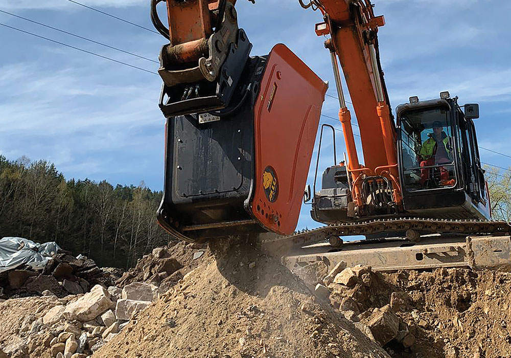 ALLU AC Crusher bucket in action