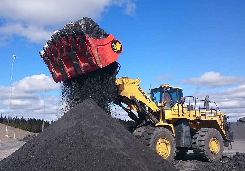 ALLU D bucket processing bricks